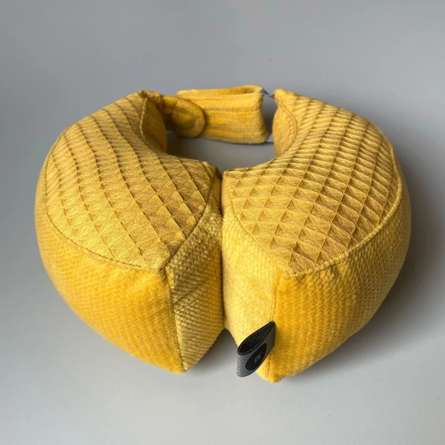 Stabilizing travel pillow size M (2-8 years) Mustard