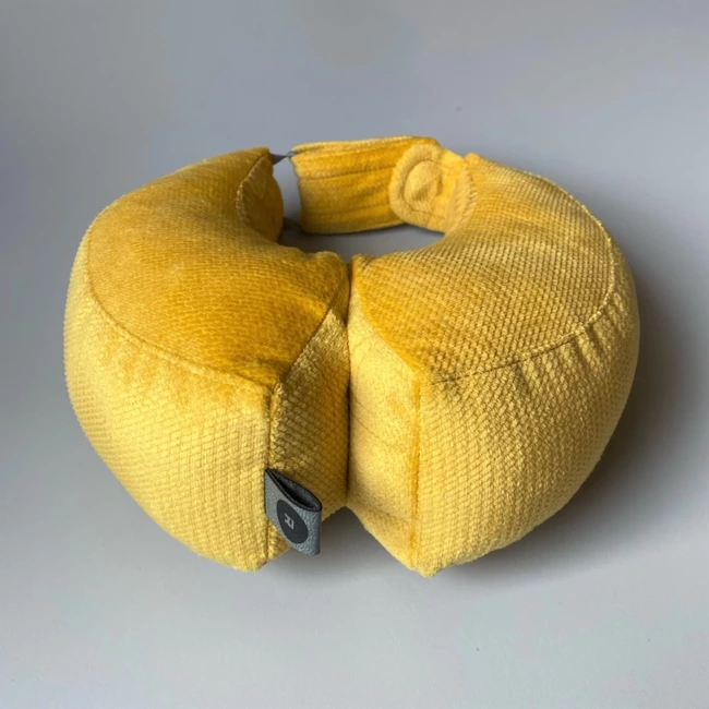 Stabilizing travel pillow size M (2-8 years) Mustard