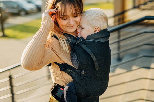 Lenny Lamb Baby carrier LennyUpGrade - Peacock's Tail Pitch Black