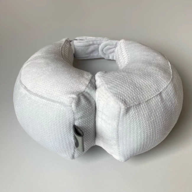 Stabilizing travel pillow size M (2-6 years) Grey