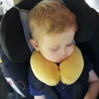 Stabilizing travel pillow size M (2-8 years) Mustard