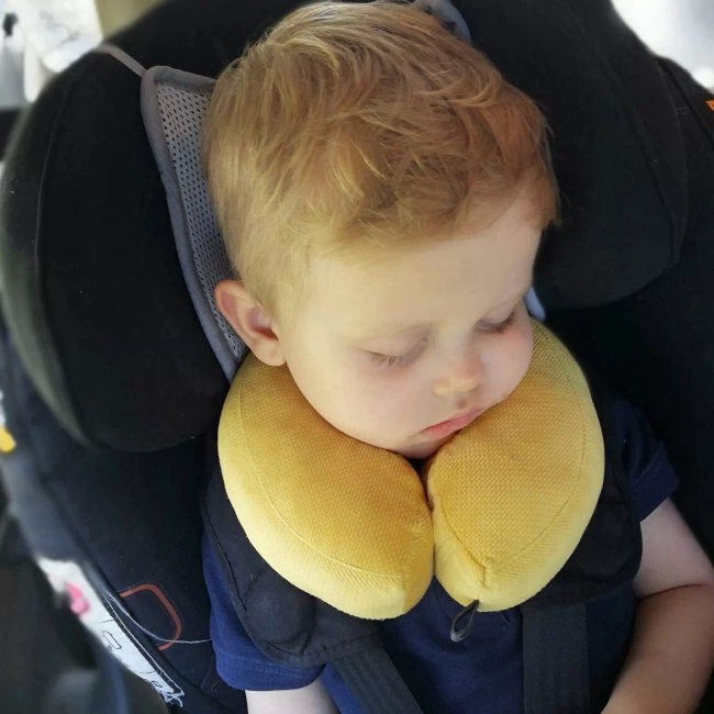 Stabilizing travel pillow size S (1-2 years) Mustard